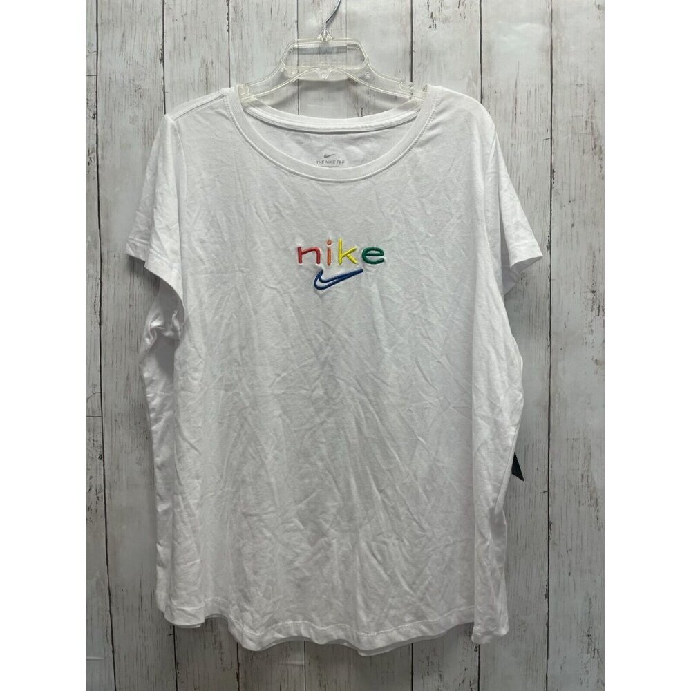 THE NIKE WHITE TEE LOOSE FIT WOMENS SIZE XXL SHORT SLEEVE IT IS NEW WITHOUT TAG.